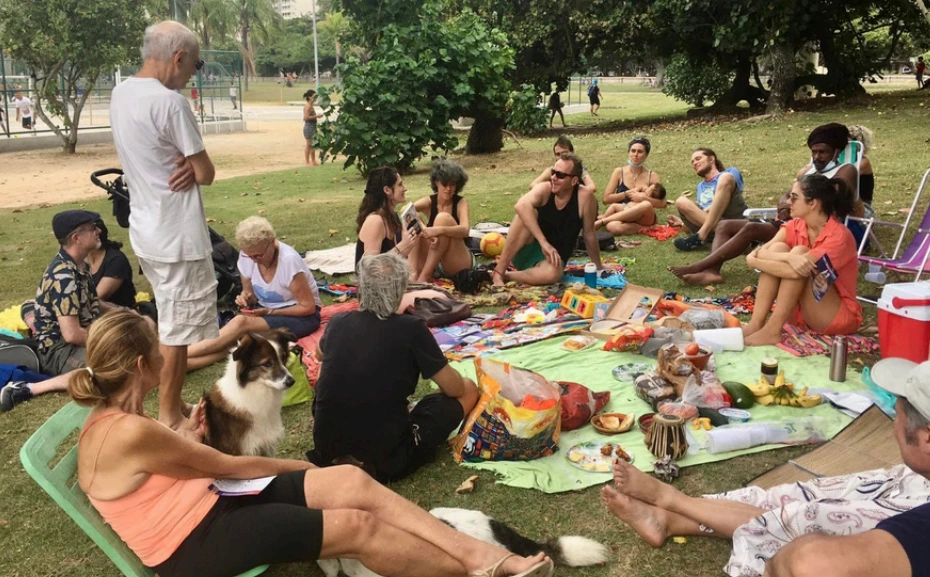 Réunion du collectif Traits-d'Union dans un parc.